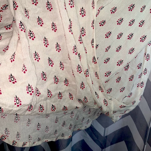 addie effortless boho crossover blouse with roll up & button sleeves - Picture 4 of 7